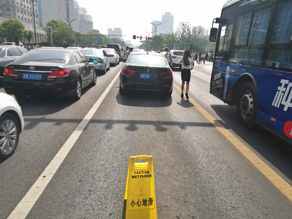 宝马车红绿灯前“趴窝”，女司机很慌 警察：你这是没油了