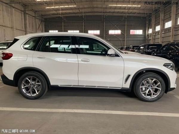 2019款进口墨版宝马X5 白色越野实拍图解