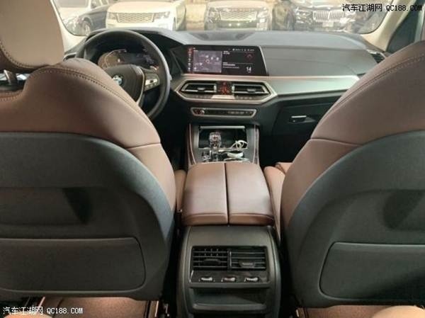 2019款进口墨版宝马X5 白色越野实拍图解